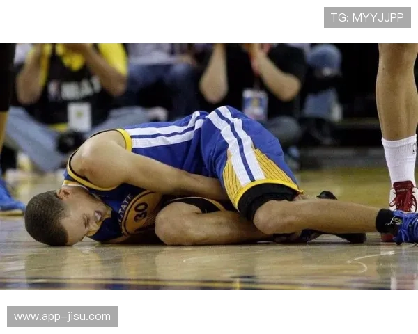 库明加崴脚伤退,勇士连败中再损锋线战力 库明加崴脚伤退,勇士连败中再损锋线战力