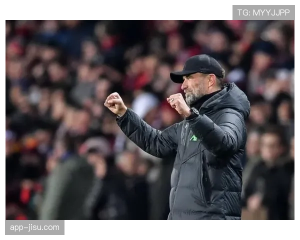 场边花絮：克洛普向第四官员激烈比划，示意对方后卫阻挡犯规破坏反击